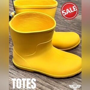 Totes Rain boots Is just Same as brand new Wear it couple times very Comfortable
